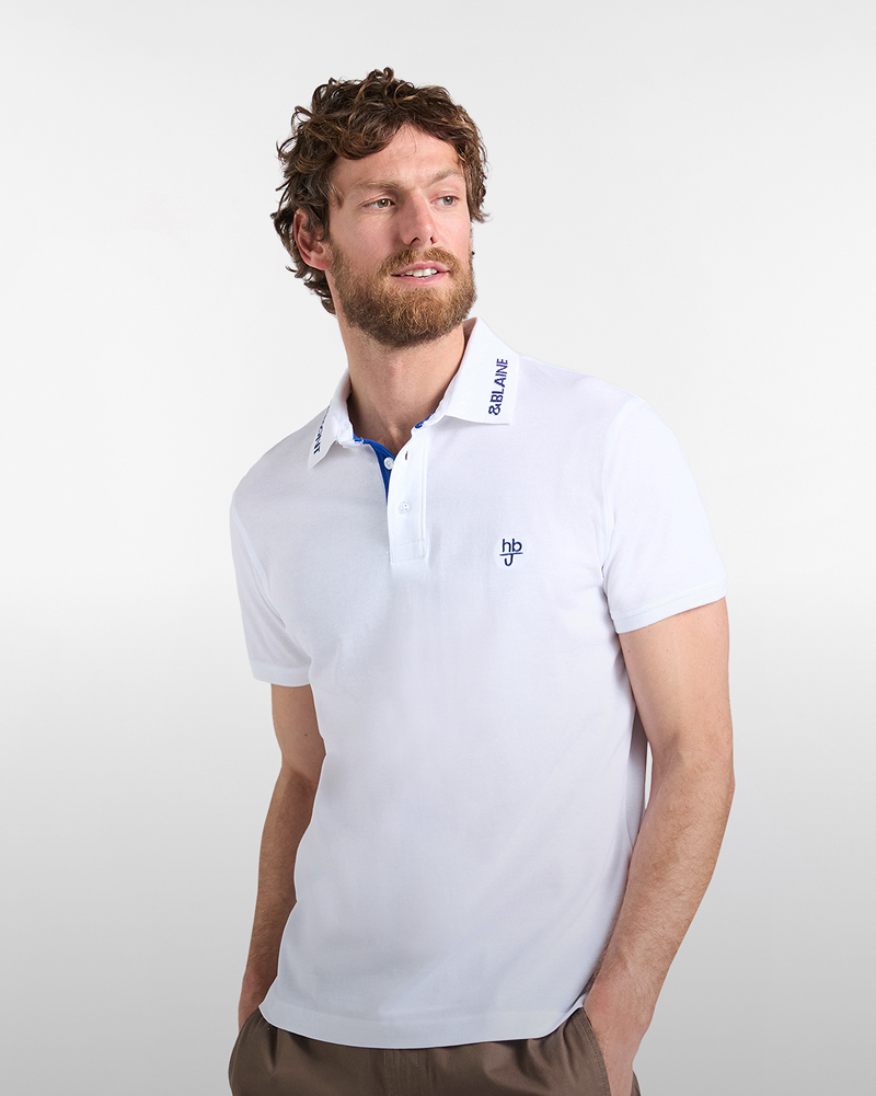 Uomo con giacca pied-de-poule e felpa con cappuccio verde salvia