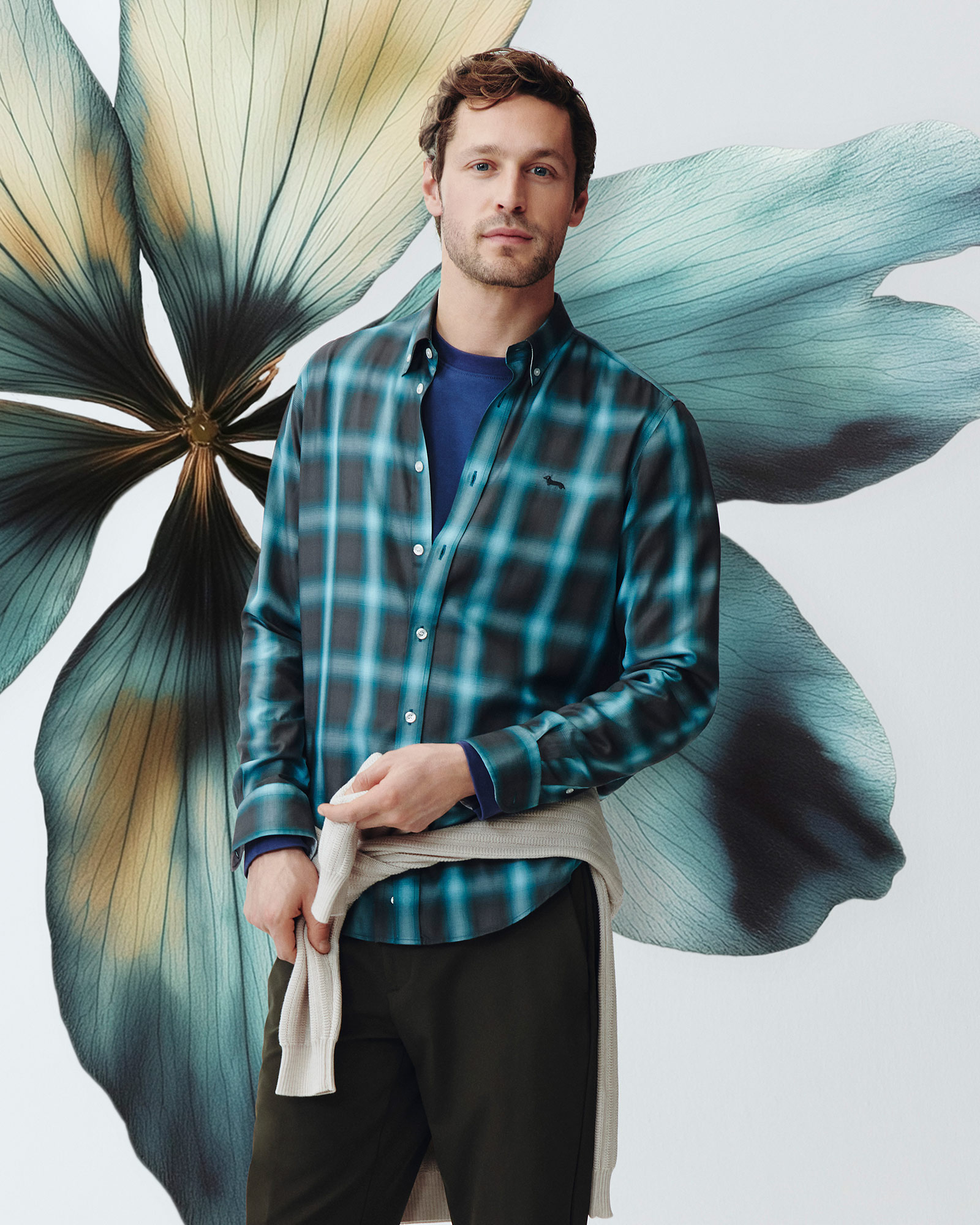 Uomo con camicia gialla e maglietta bianca