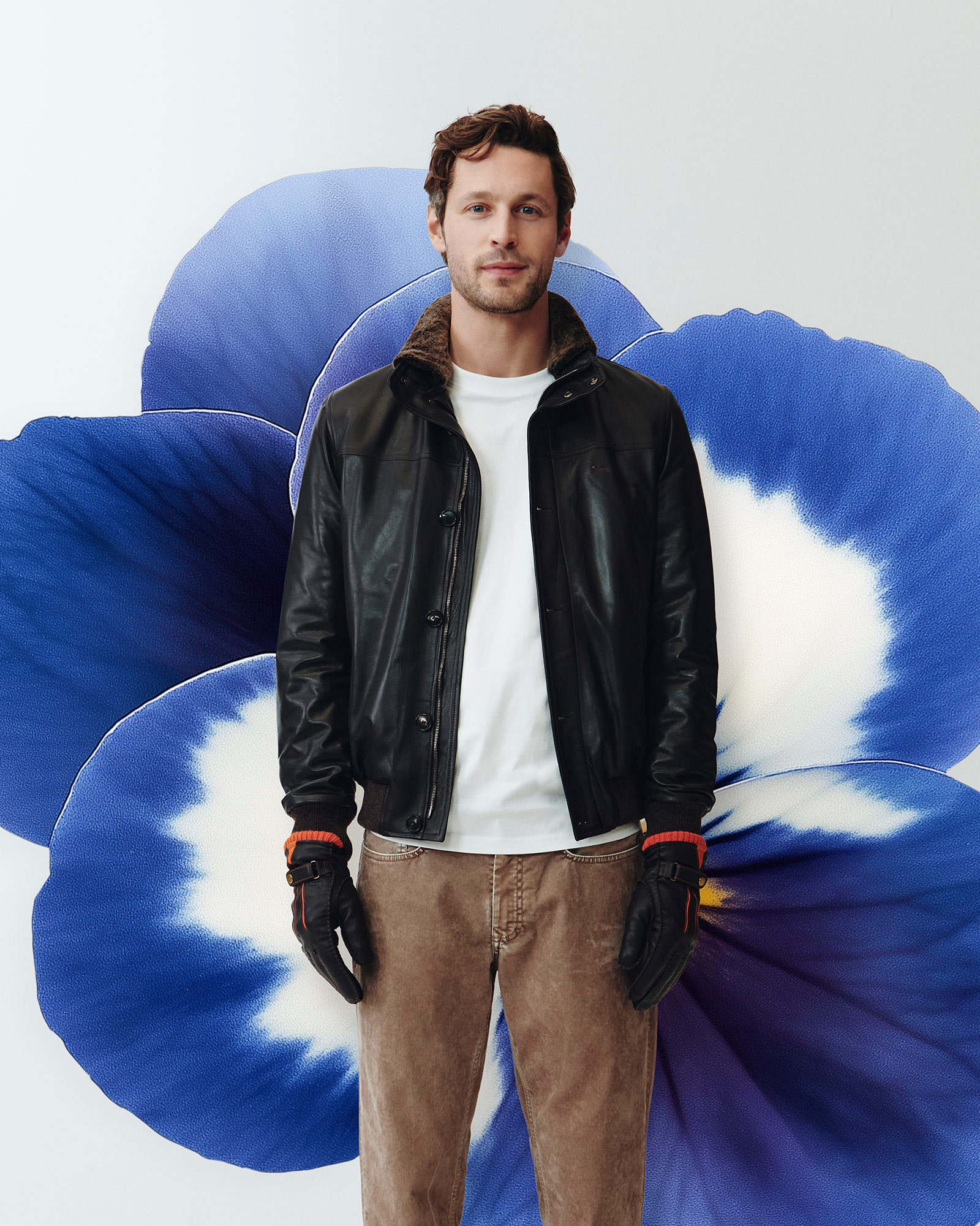 Uomo con piumino a quadretti con pantaloni beige