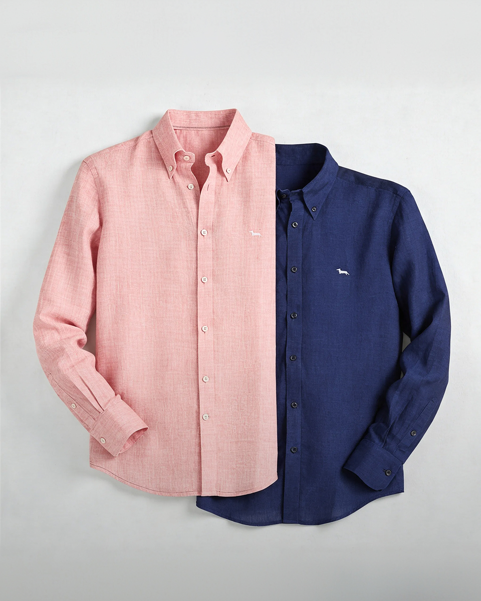 Persona in piedi davanti a grande fiore stilizzato su sfondo chiaro