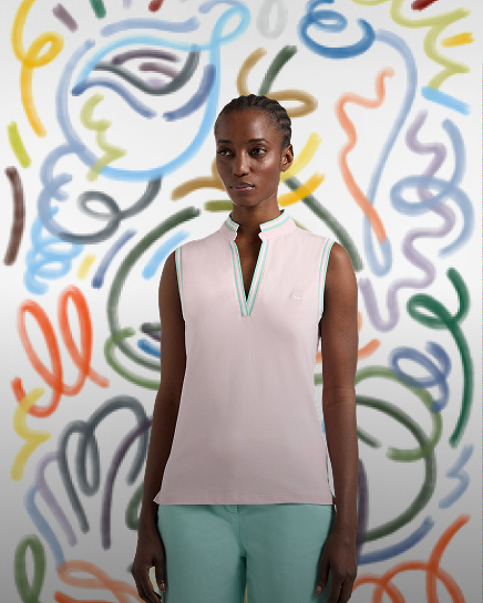 Donna con gilet senza maniche salvia e pantaloni cargo verde chiaro