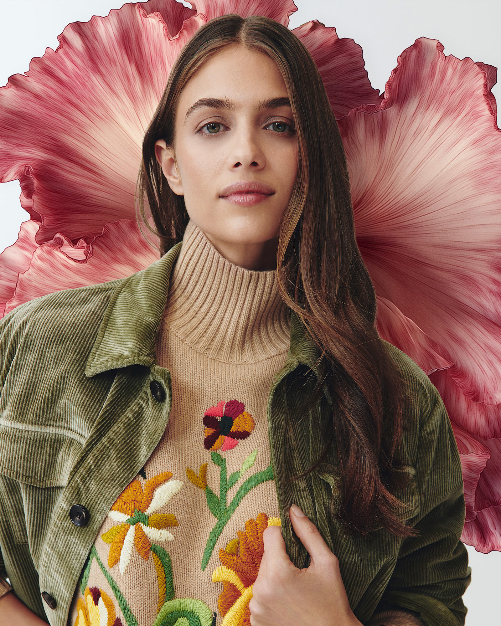 Donna con maglione beige ricamato a fiori e giacca in velluto verde