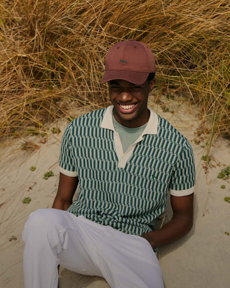 Donna con bomber giacca crema con bordini a righe e pantaloni blu navy