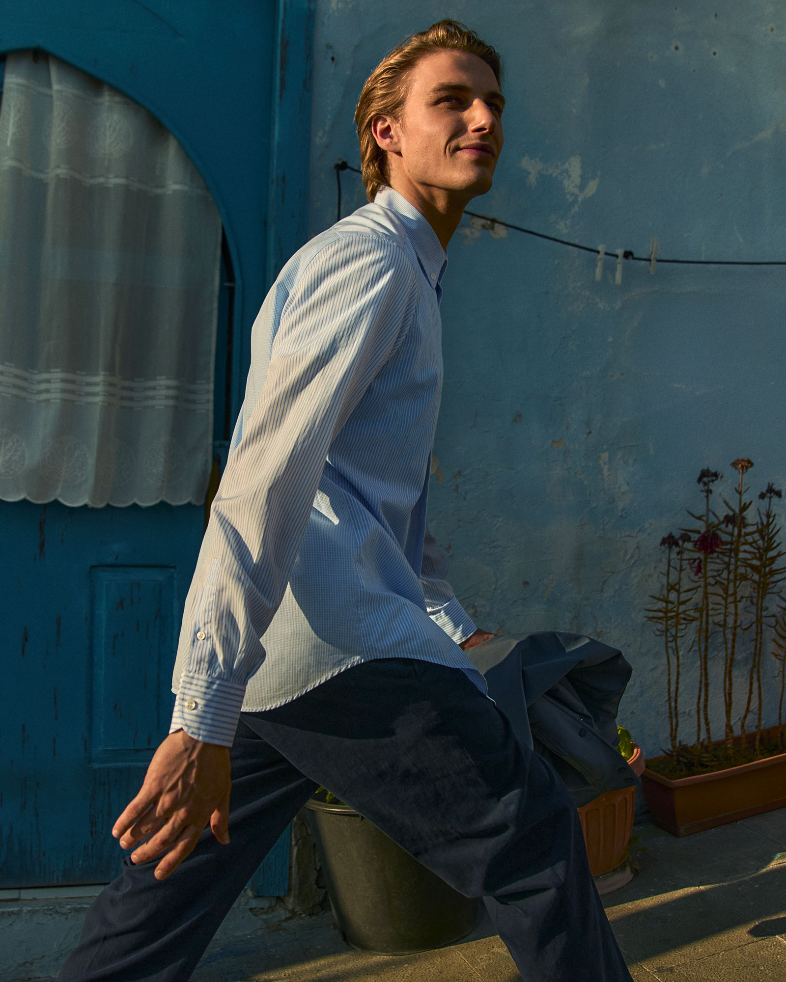 Hombre con camisa amarilla y camiseta blanca
