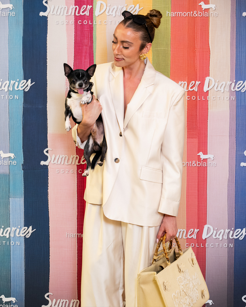 Donna elegante con cane all'evento Harmont & Blaine Summer Diaries.