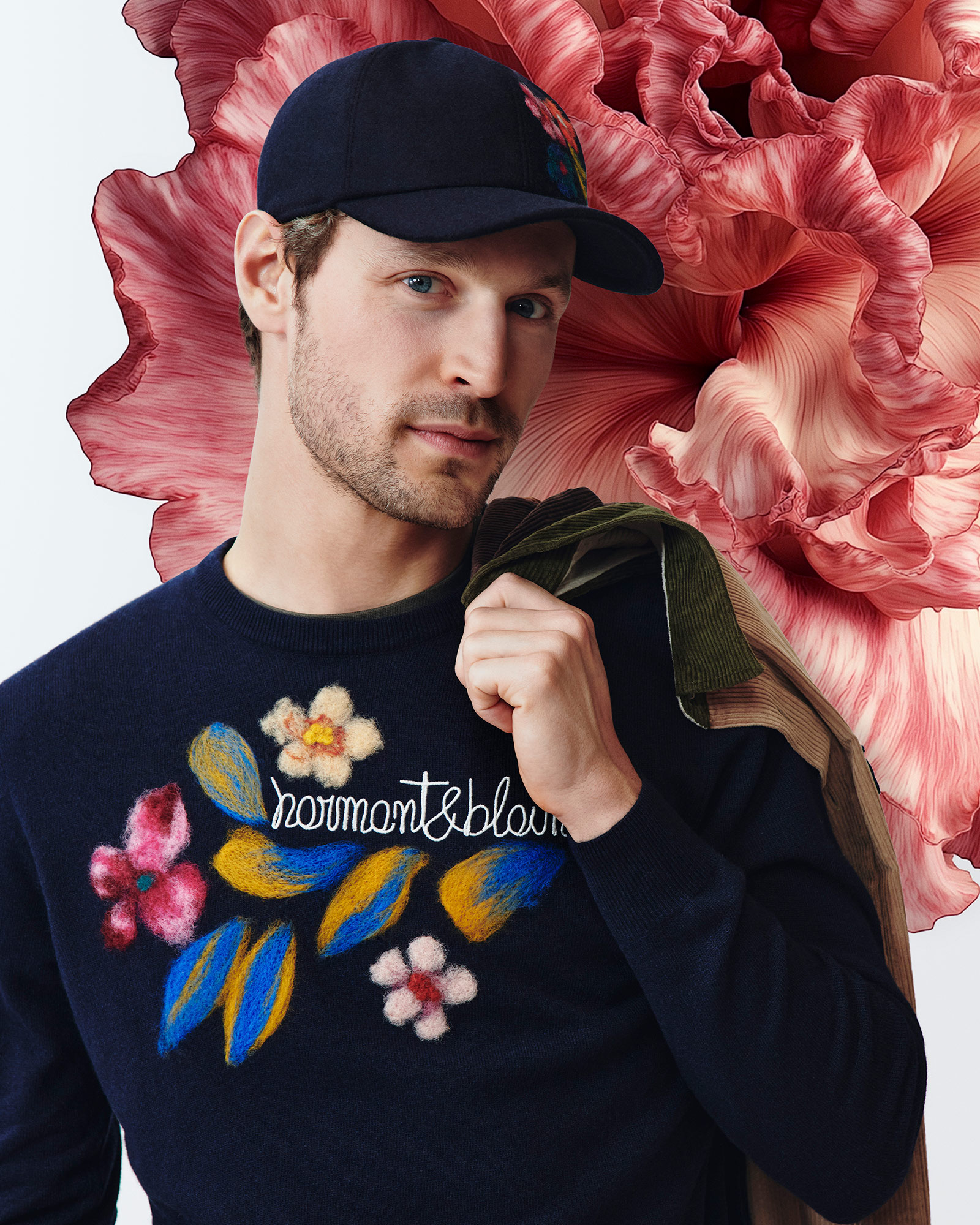 Uomo con cardigan bordeaux con dettagli floreali e polo rosa