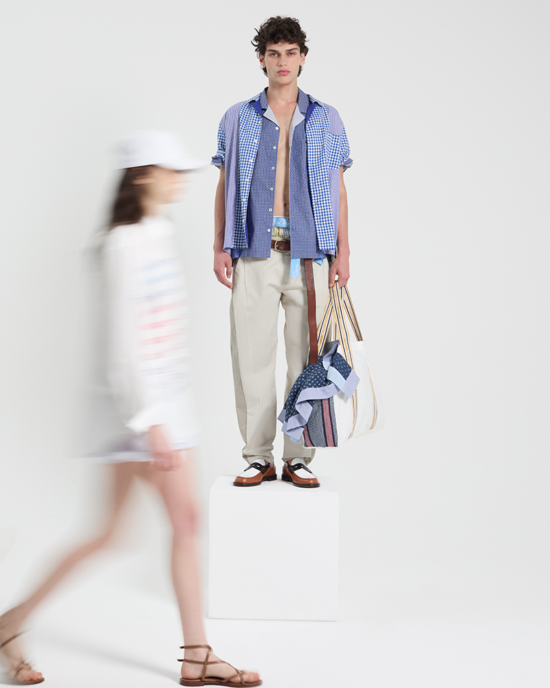 Modello con camicia a quadri e borsa nella collezione estiva.