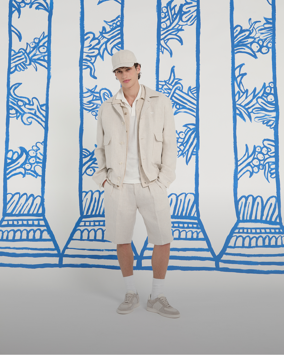 Donna con giacca a vento beige e camicia a righe con cappellino rosa