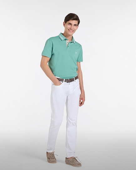 Uomo con piumino a quadretti con pantaloni beige