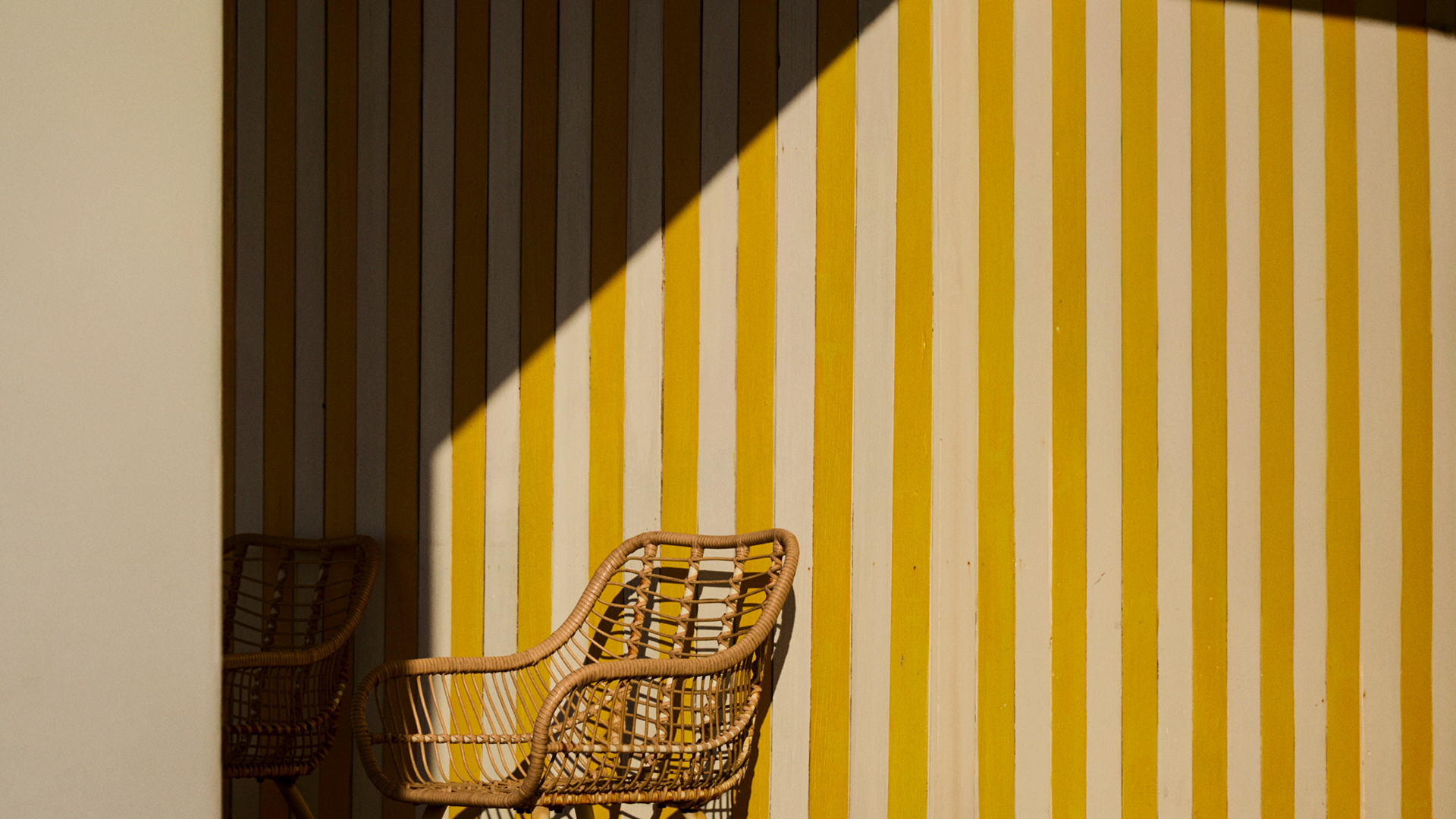 Panorama montano con cime innevate e cielo limpido
