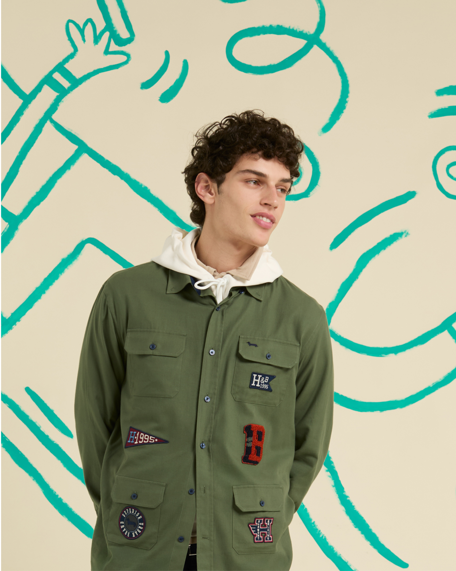 Uomo con piumino a quadretti con pantaloni beige