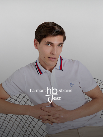 Felpa blu HBJ con logo ricamato e jeans scuri, immagine promozionale per i saldi HB Jeans.