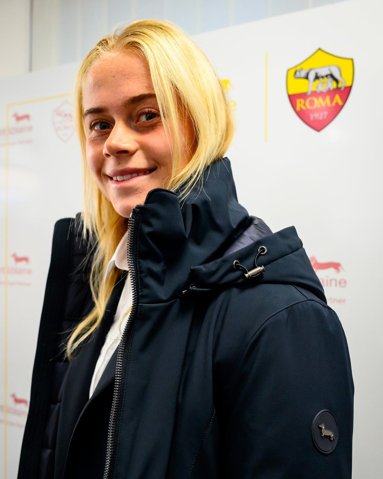 Donna con cappotto blu navy con cappuccio.