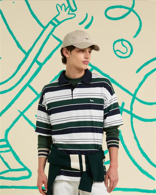 Uomo con piumino a quadretti con pantaloni beige