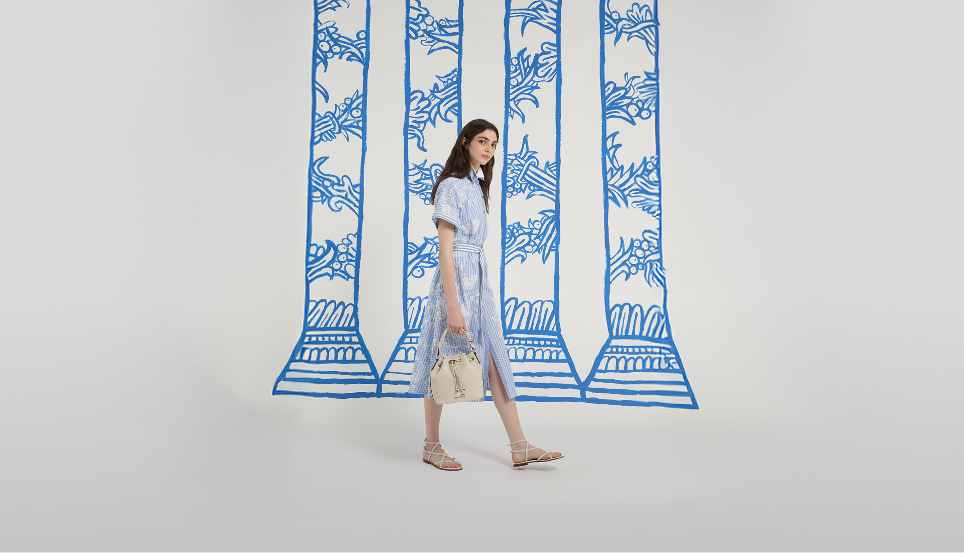 Uomo con felpa bordeaux e cappellino coordinato