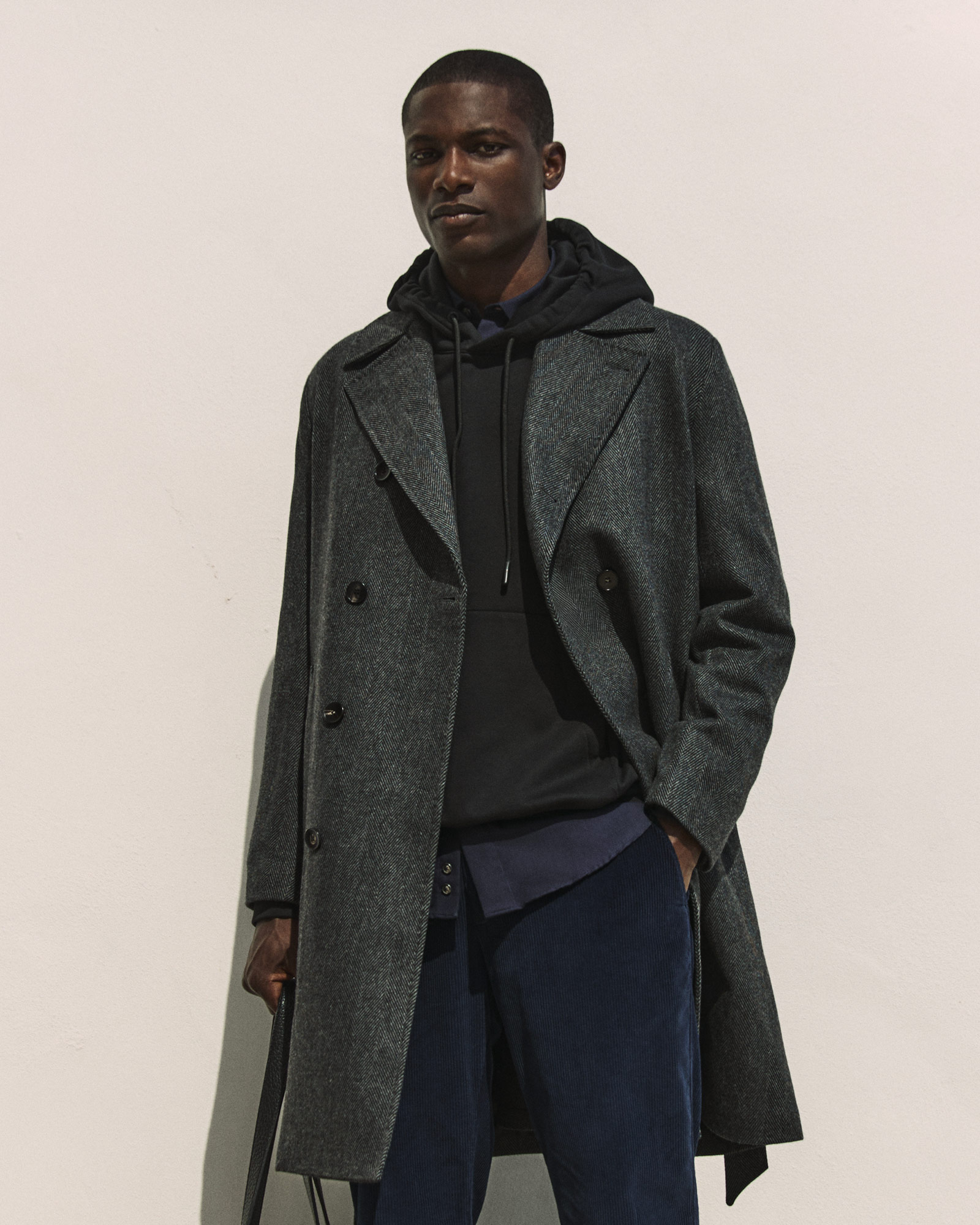 Uomo con piumino a quadretti con pantaloni beige