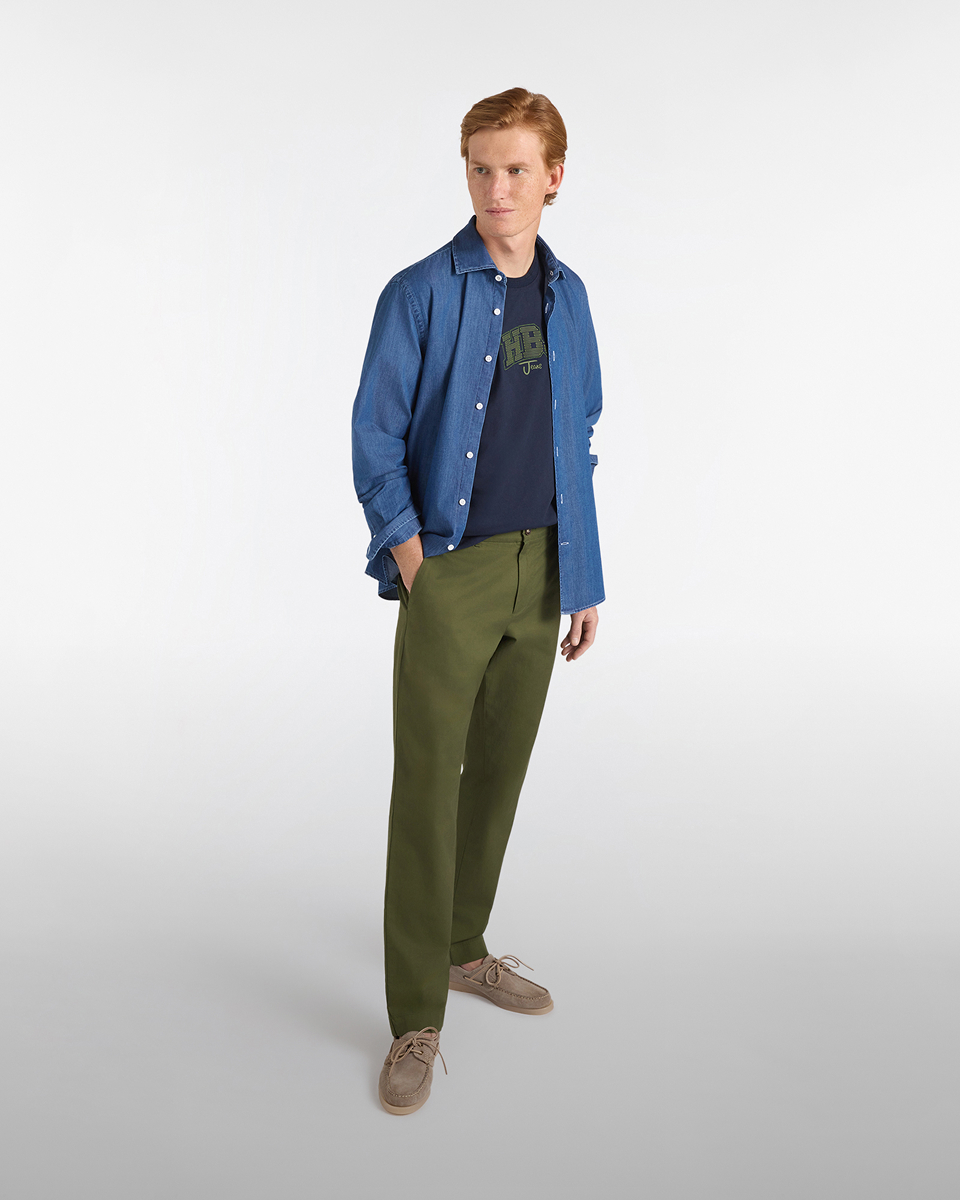 Uomo con polo rugby a righe verdi, blu e bianche