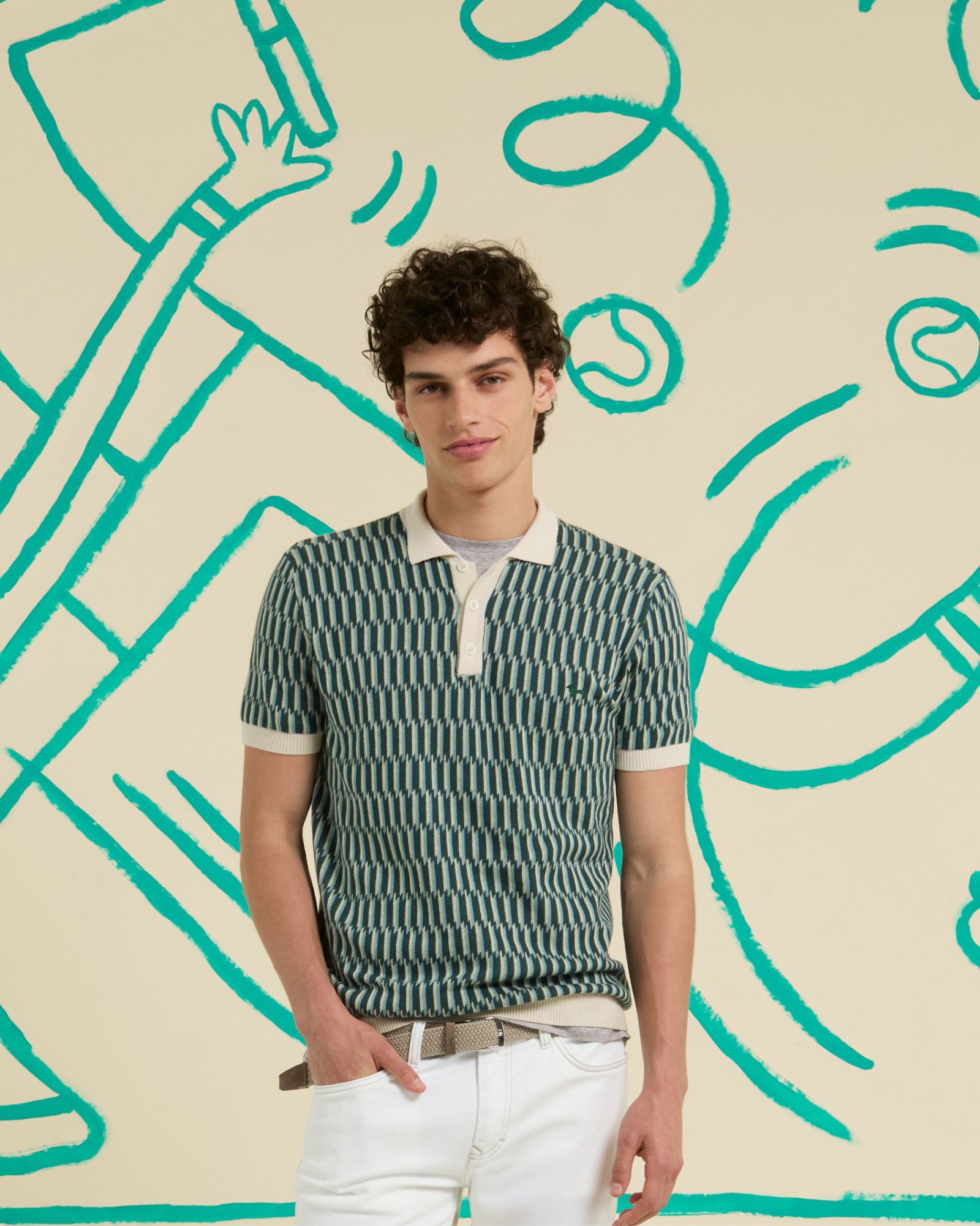 Uomo con piumino a quadretti con pantaloni beige