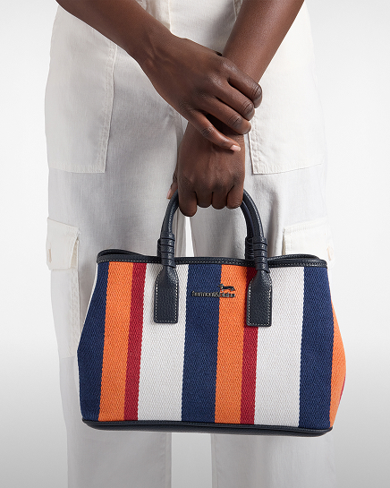 Donna con gilet senza maniche salvia e pantaloni cargo verde chiaro