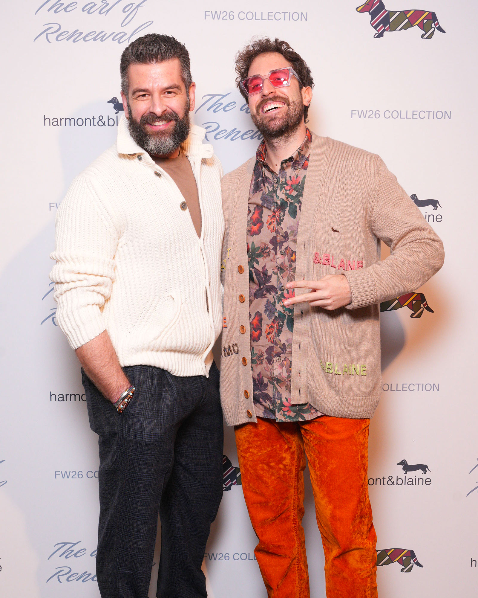 Due uomini con cardigan e camicia stampata in look casual