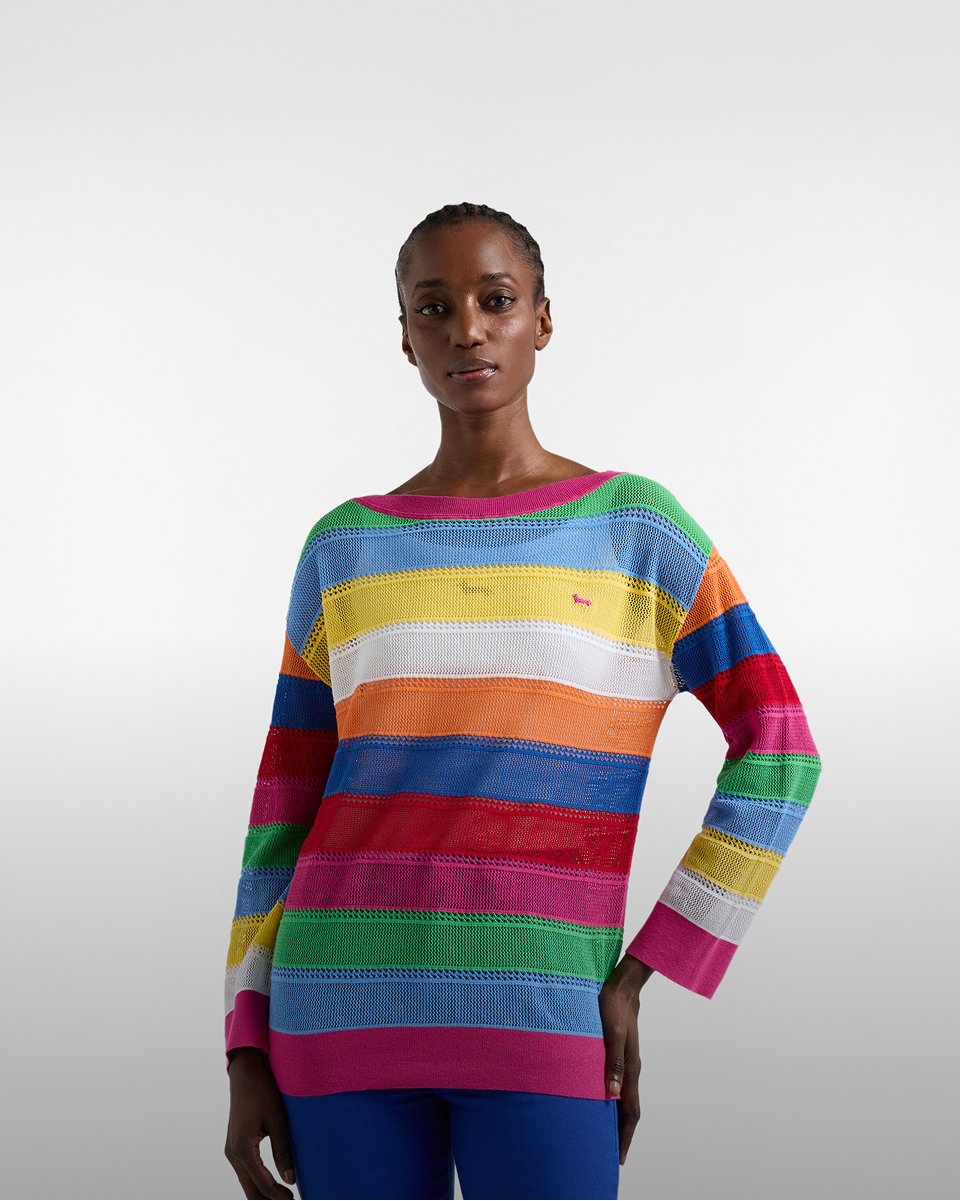 Uomo con polo rugby a righe verdi, blu e bianche