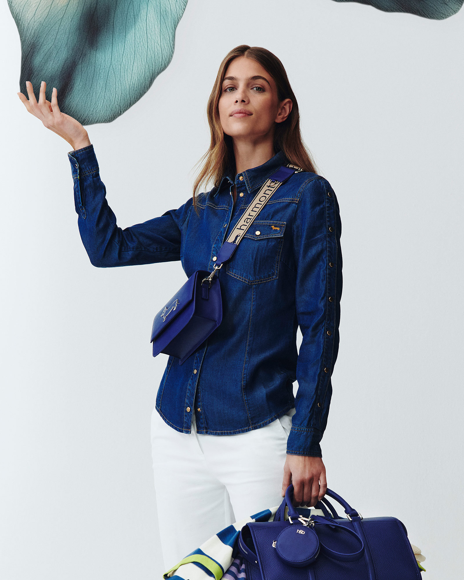 Donna con gilet in tweed grigio e camicia fantasia con pantaloni bianchi