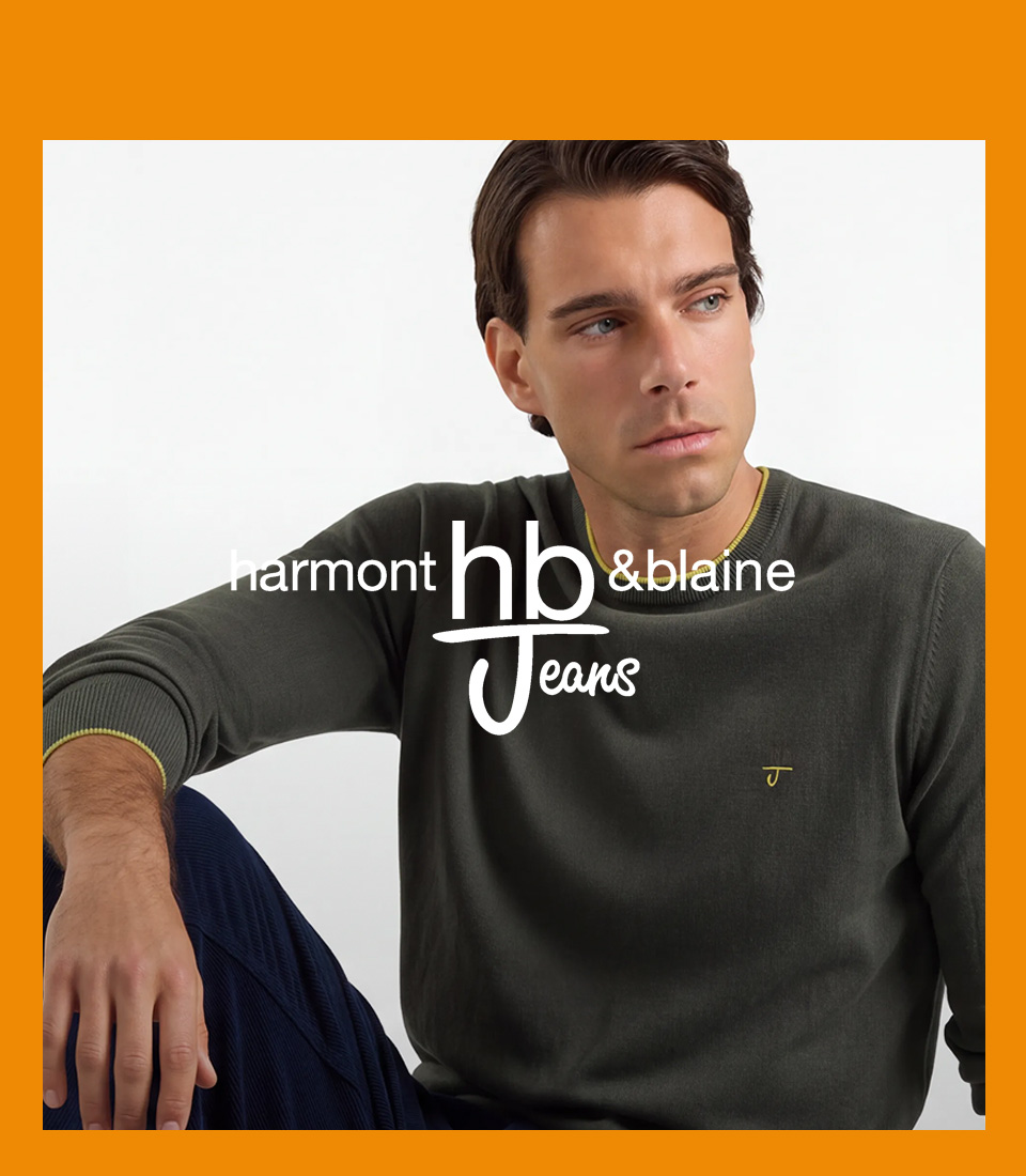 L'immagine rappresenta il banner promozionale per la promo HallowEEK HB Jeans. Mostra un modello maschile seduto su sfondo chiaro con maglia verde oliva e pantaloni scuri, incorniciato da un bordo arancione e sovrastato in posizione centrale dal logo bianco "Harmont & Blaine HB Jeans