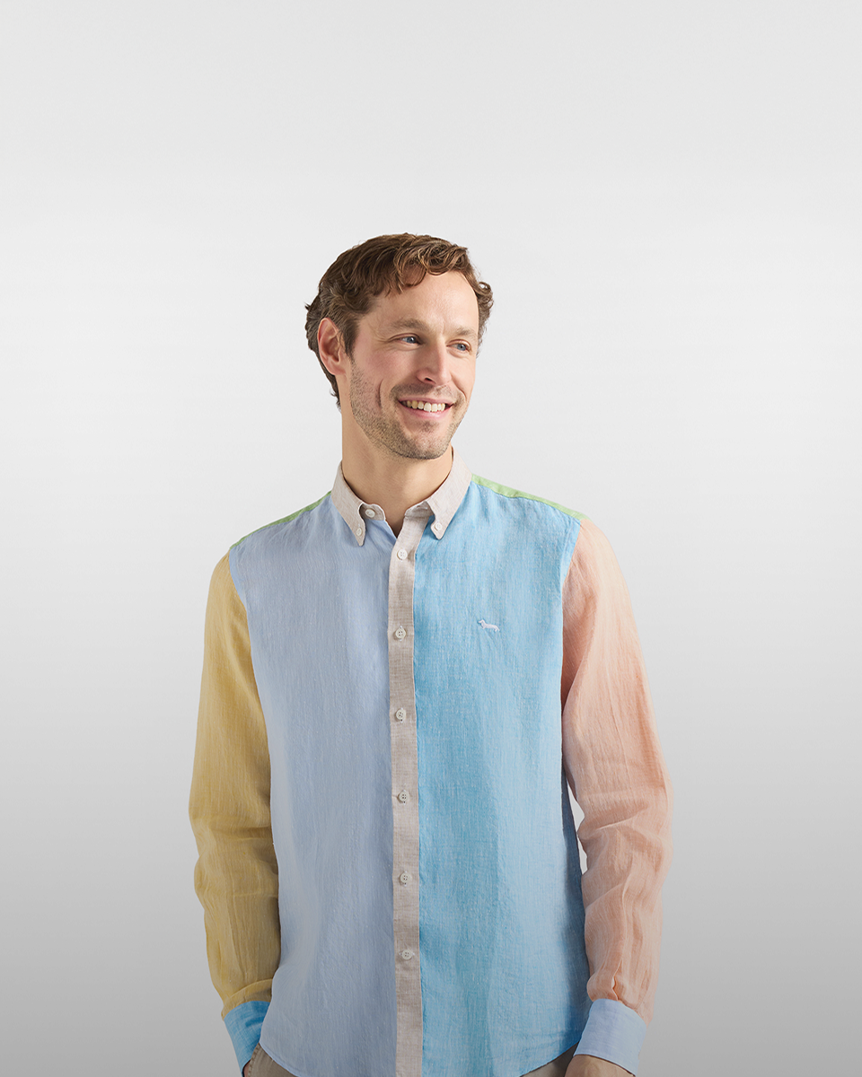 Persona in interno con outfit chiaro, sfondo neutro