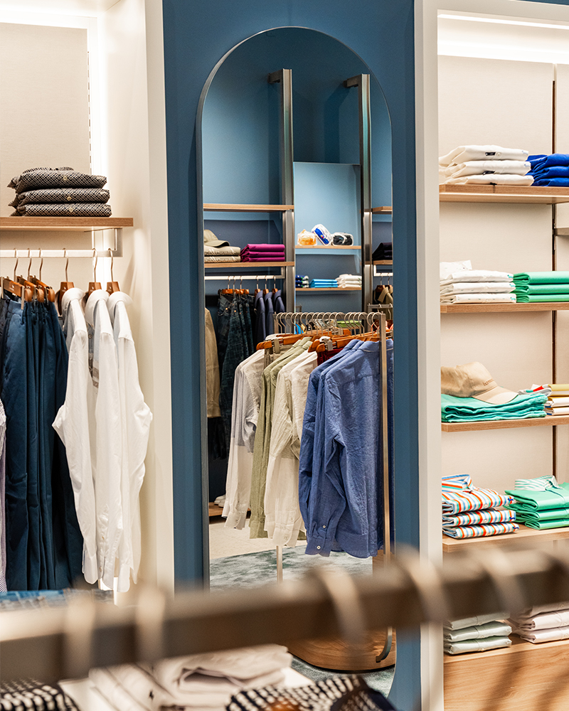 Dettaglio scaffali e specchio nello store Harmont & Blaine.