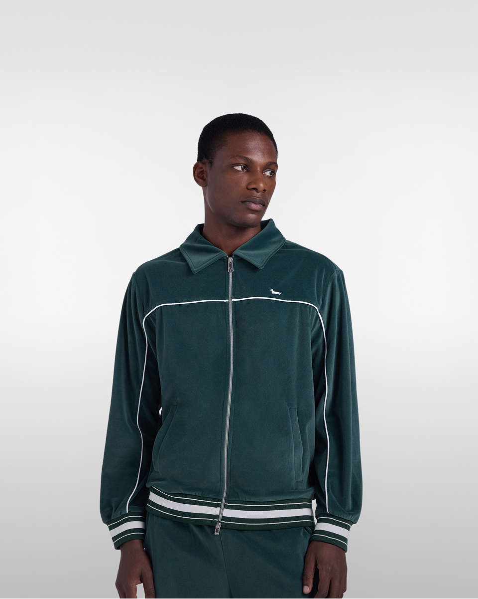 Donna con giacca a vento beige e camicia a righe con cappellino rosa