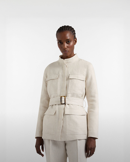 Donna con giacca in pelle nera, maglione a fantasia e marsupio beige