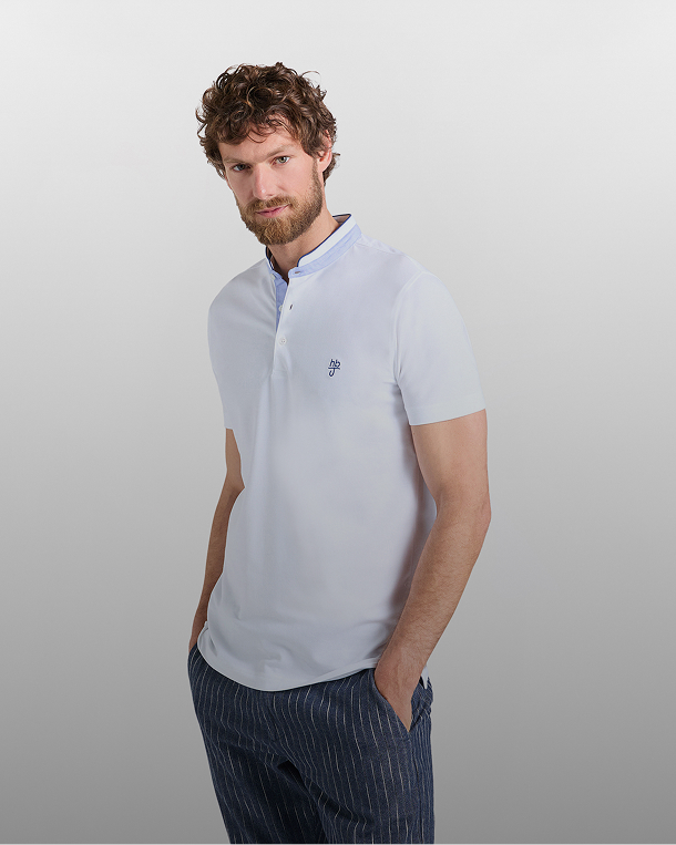 Coppia in spiaggia con polo a righe e cappellini da baseball