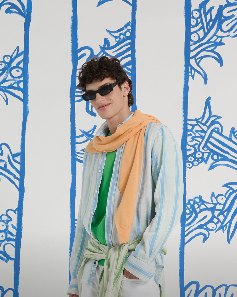 Uomo con camicia gialla e maglietta bianca