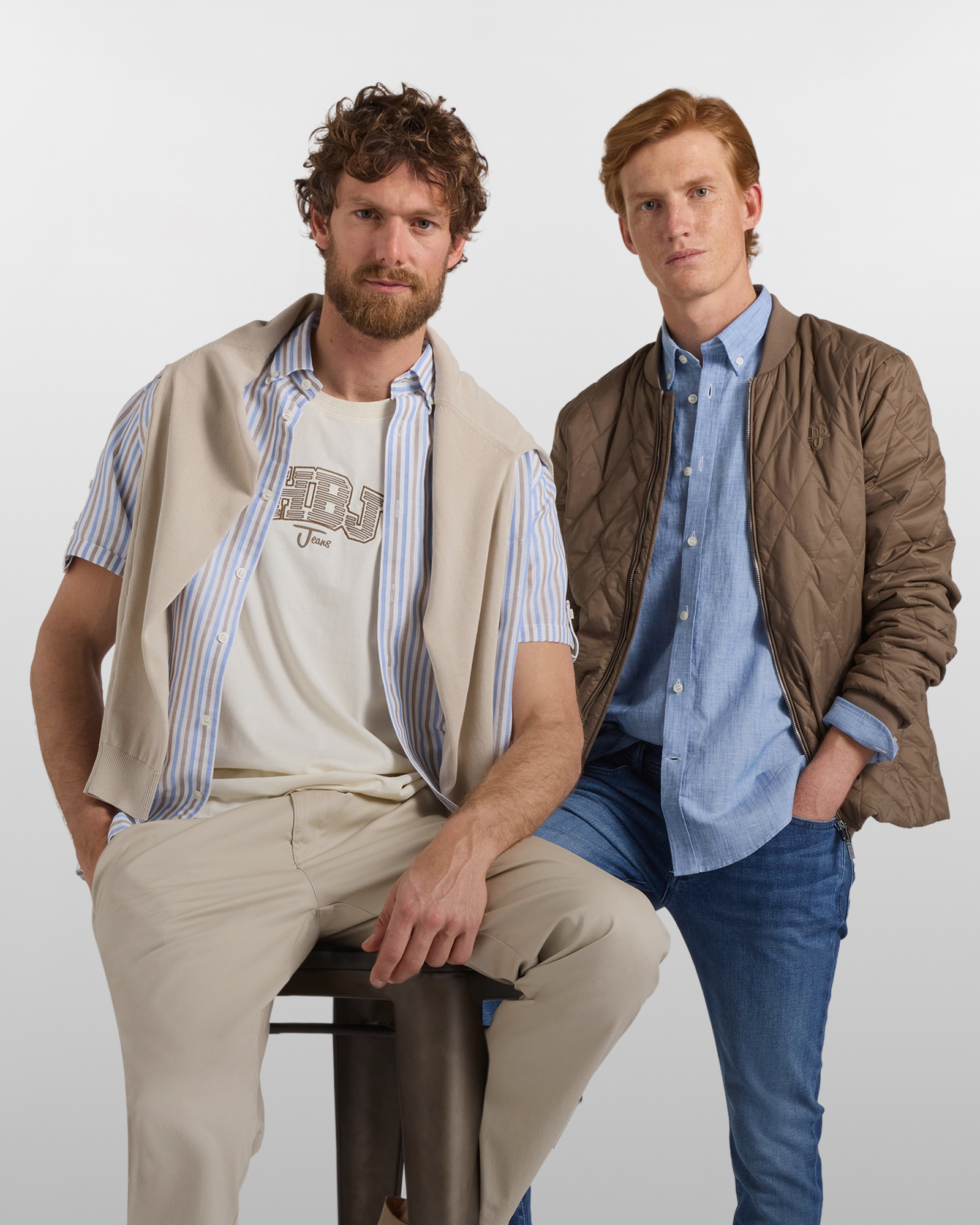 Coppia in spiaggia con polo a righe e cappellini da baseball