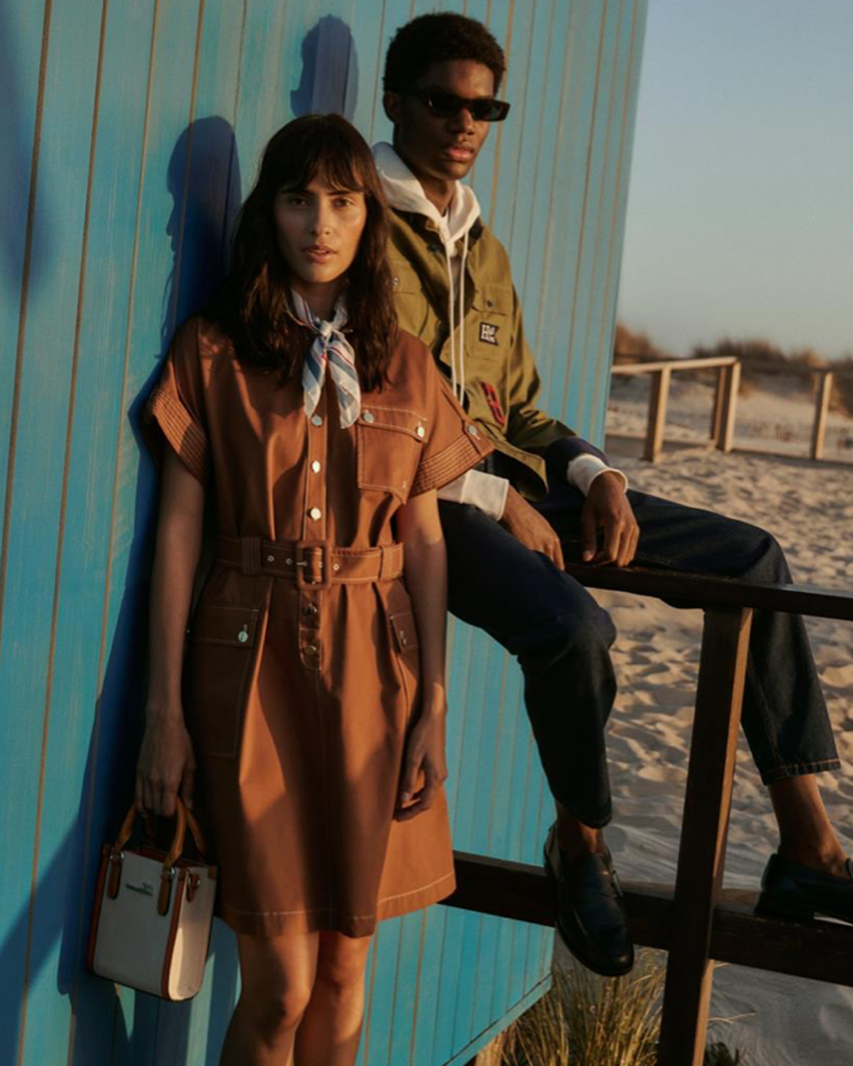 Cappotto lungo e sciarpa a quadri, sfondo illustrato.