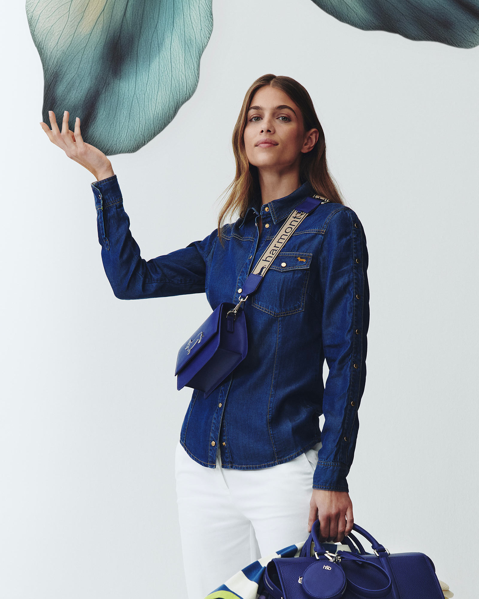 Persona con abito invernale su sfondo chiaro decorativo.