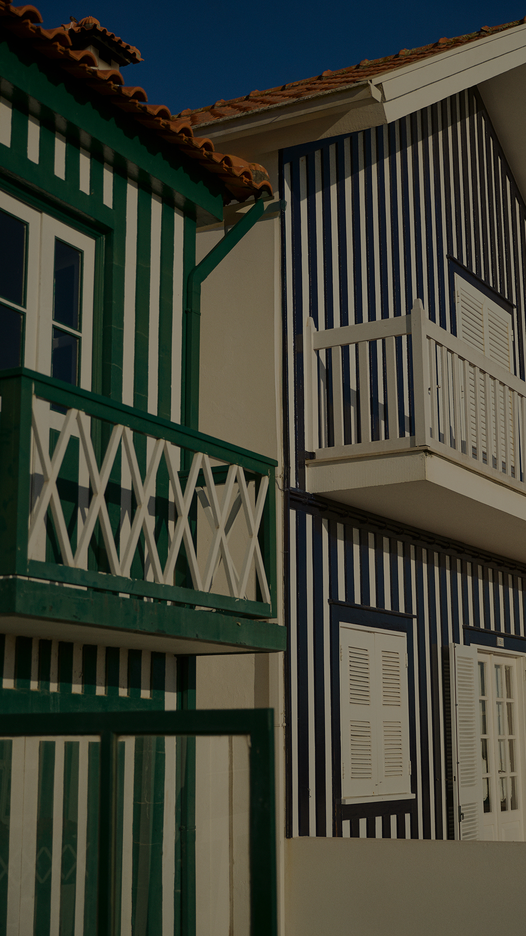 Paesaggio montano innevato con cielo limpido
