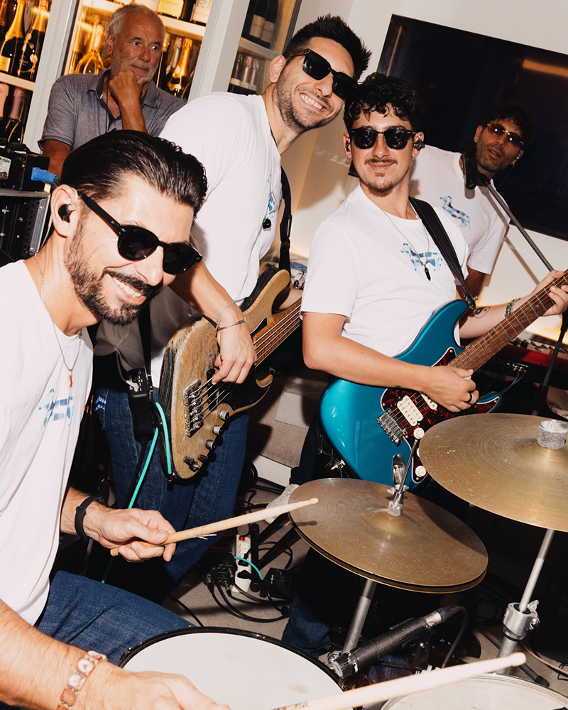 Band suona dal vivo durante l'evento Harmont & Blaine a Capri.