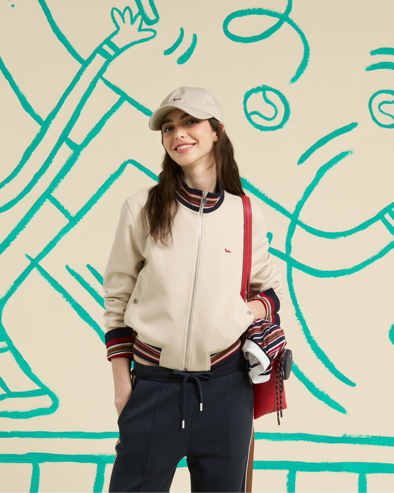 Donna con maglione beige ricamato a fiori e giacca in velluto verde