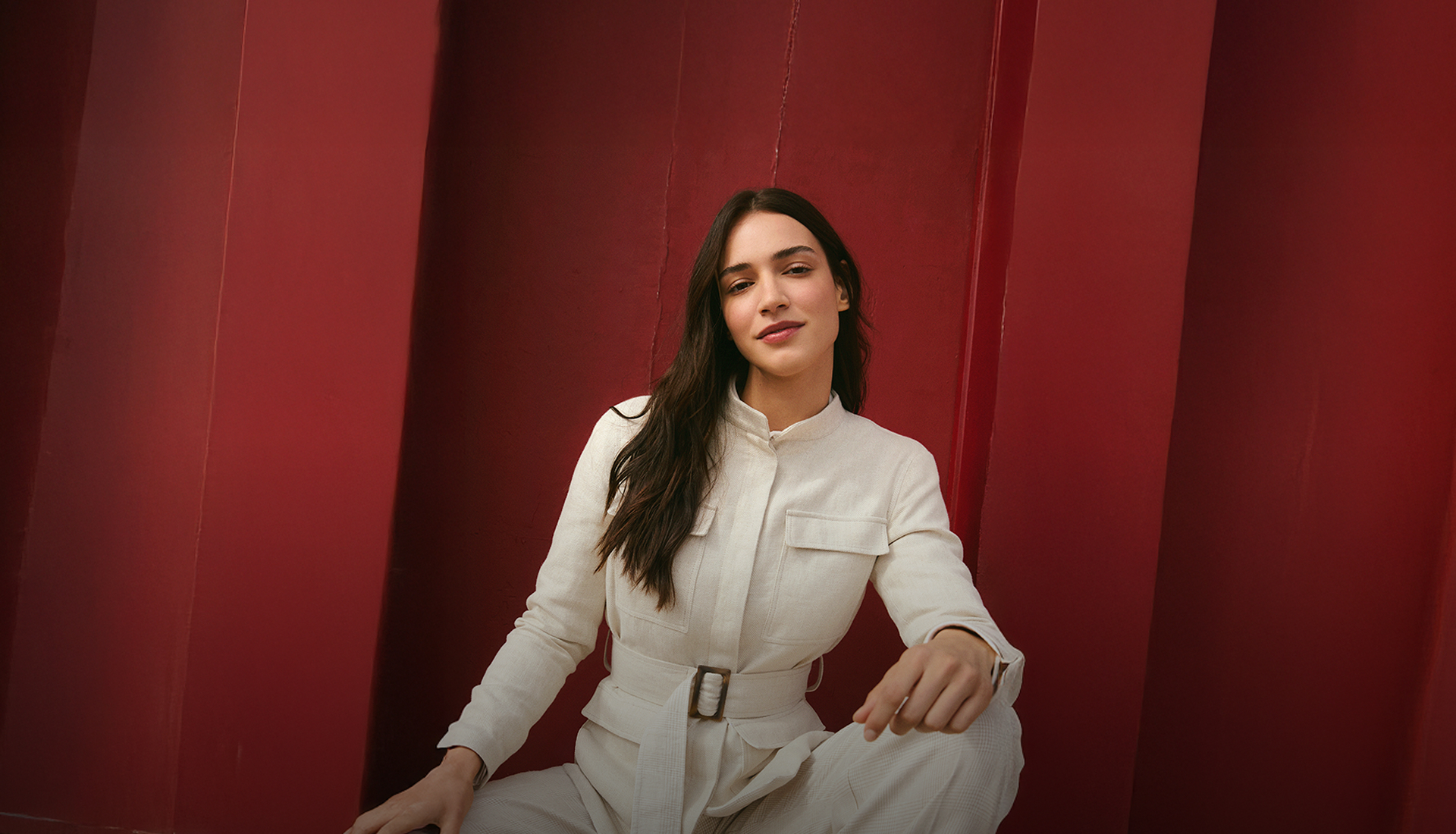 Uomo con felpa bordeaux e cappellino coordinato