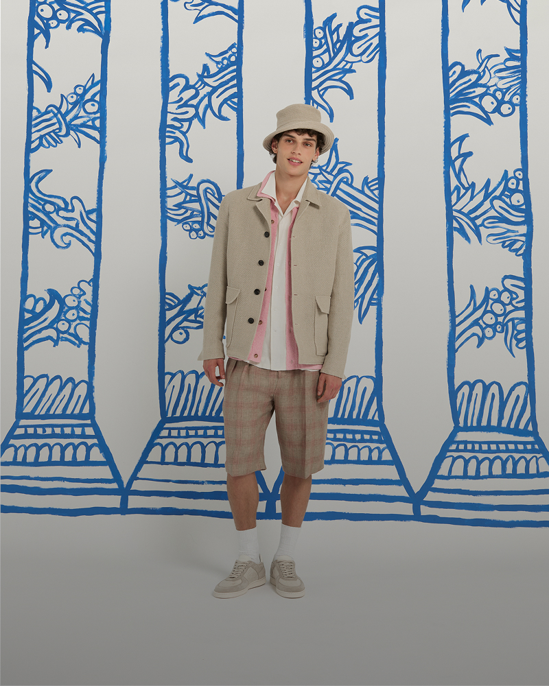 Donna con bomber giacca crema con bordini a righe e pantaloni blu navy