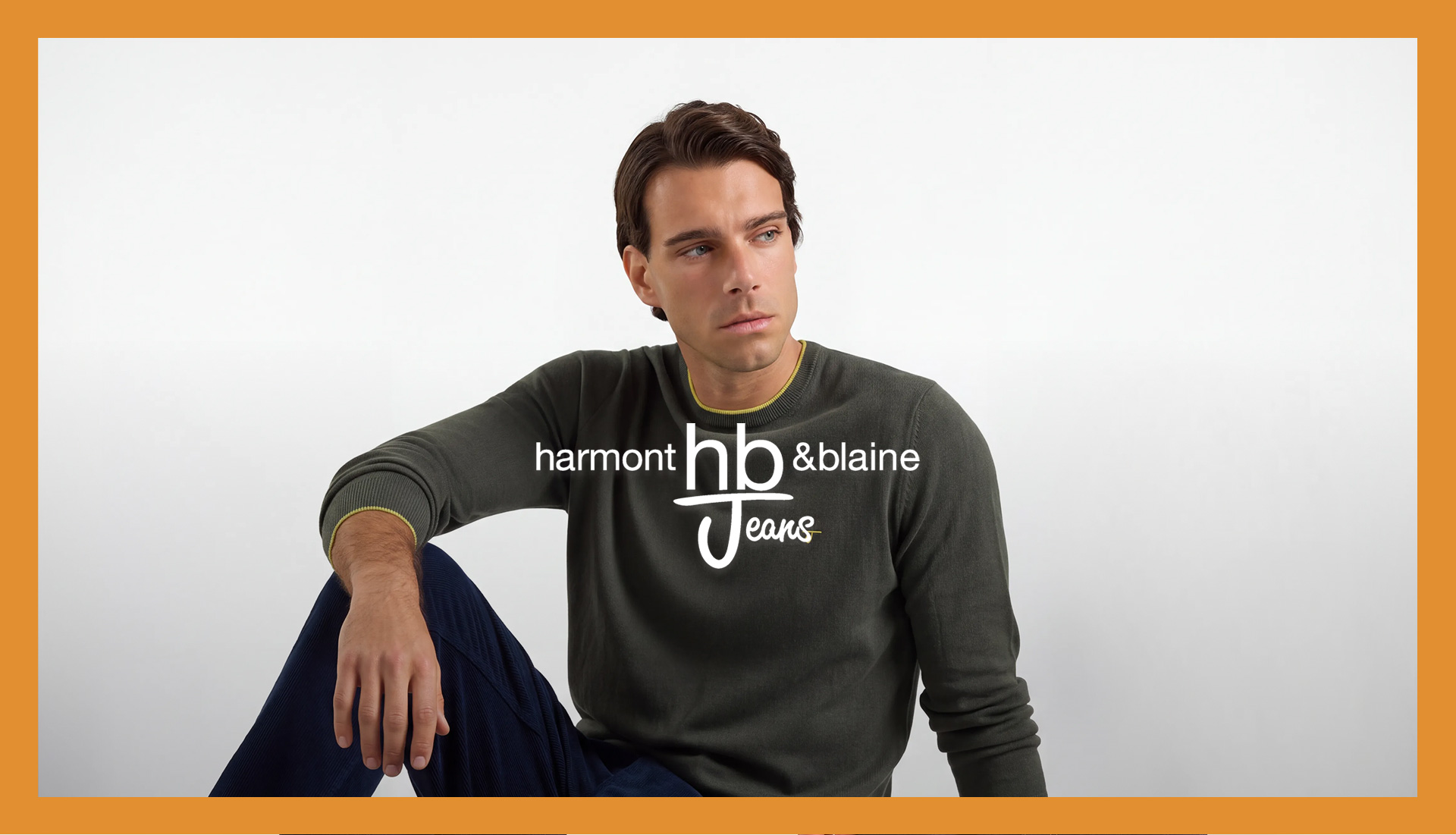 L'immagine rappresenta il banner promozionale per la promo HallowEEK HB Jeans. Mostra un modello maschile seduto su sfondo chiaro con maglia verde oliva e pantaloni scuri, incorniciato da un bordo arancione e sovrastato in posizione centrale dal logo bianco "Harmont & Blaine HB Jeans