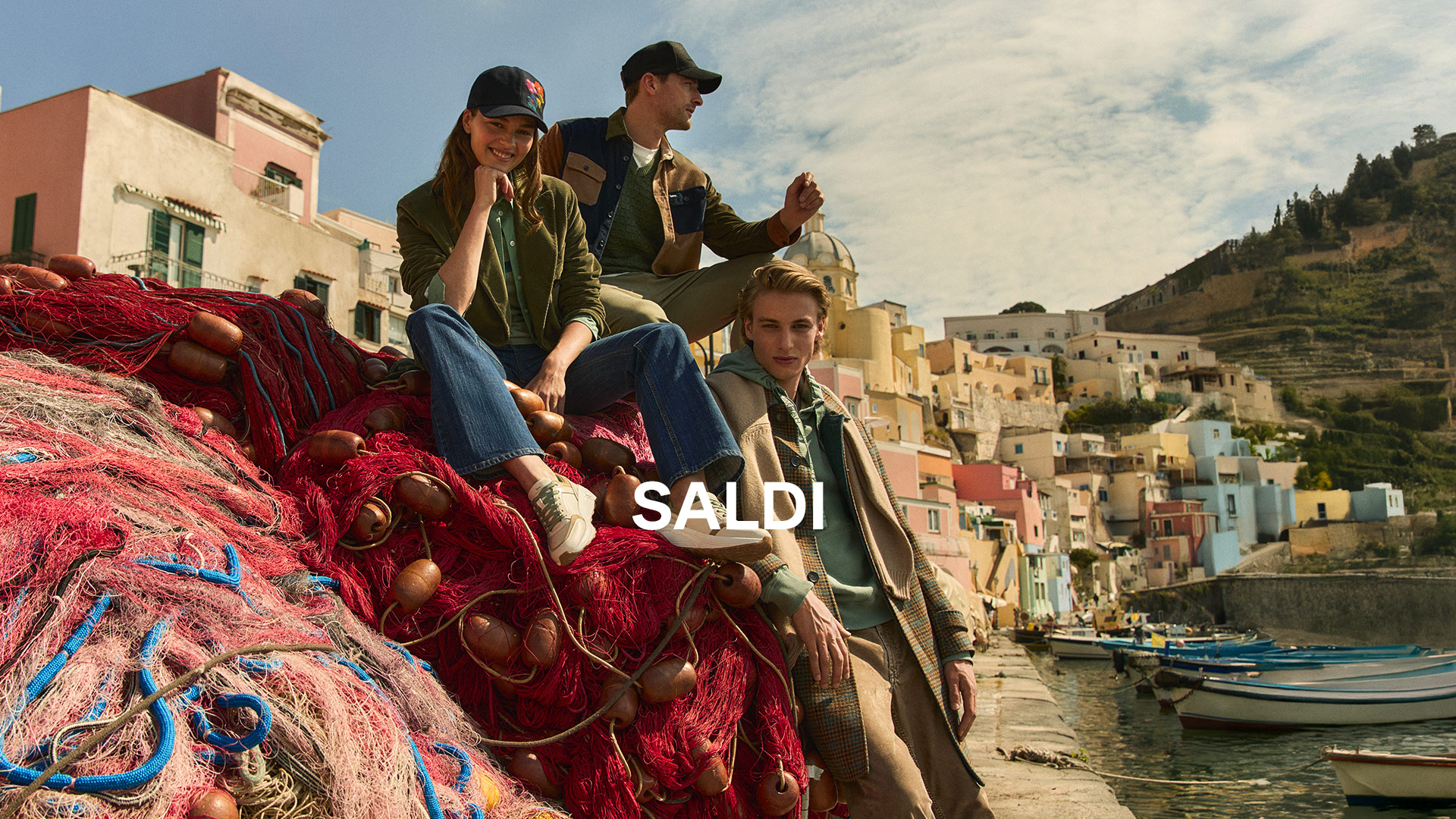 Immagine di collezione fw25 con copy che comunica i saldi pubblici