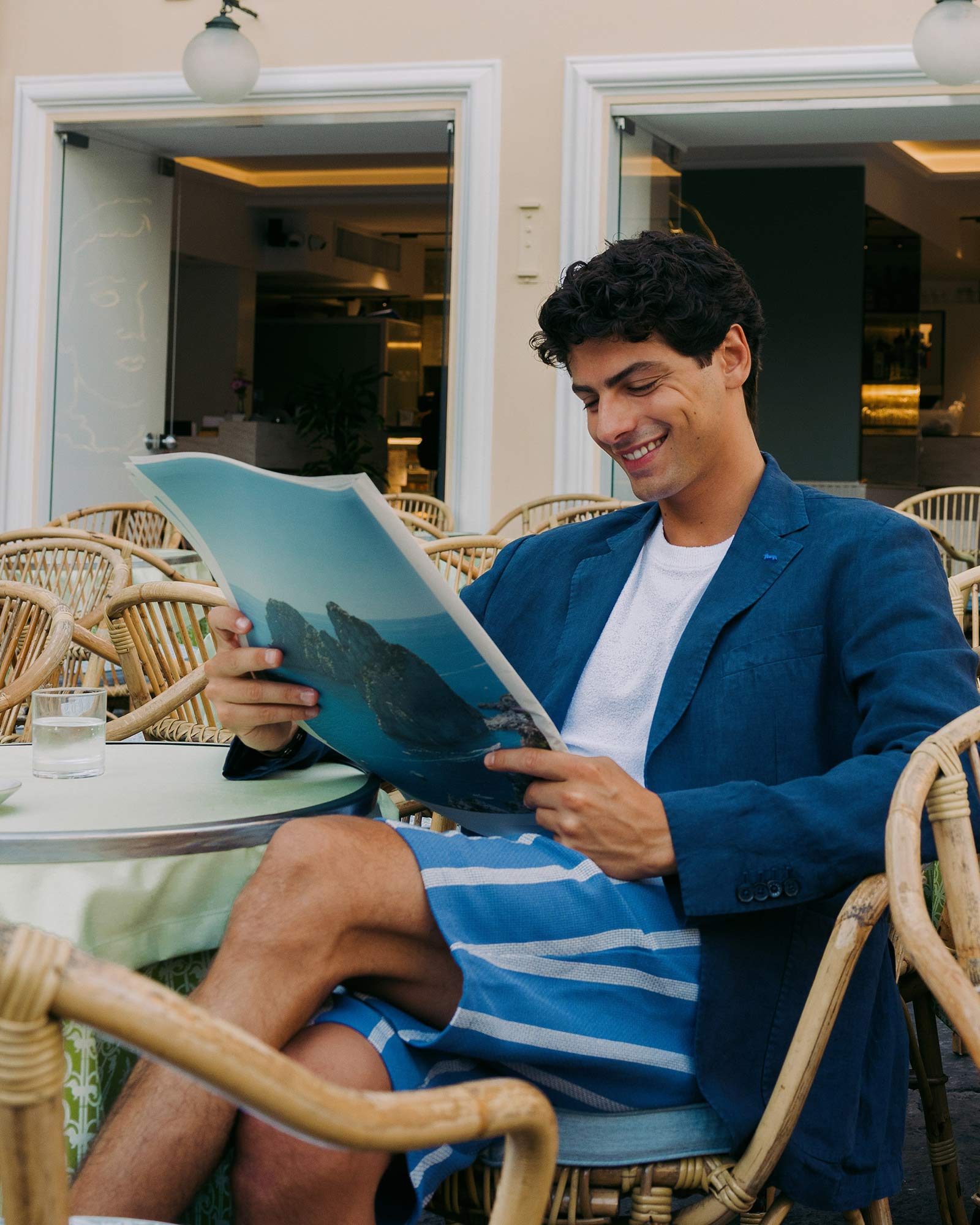 Hombre leyendo un periódico en una cafetería
