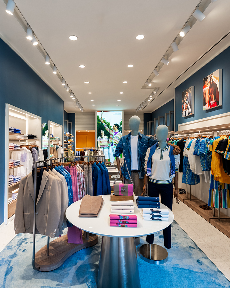 Pr&eacute;sentation int&eacute;rieure avec mannequins et v&ecirc;tements Harmont & Blaine.