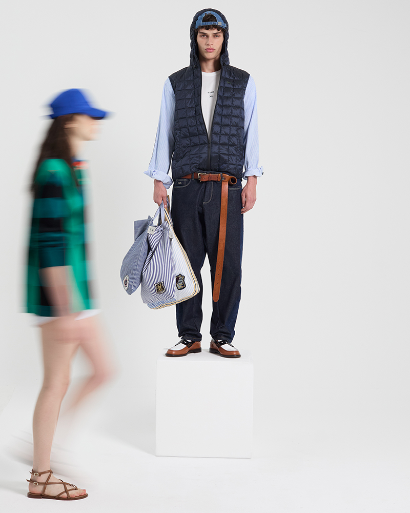 Mannequin homme avec gilet matelassé et sacs de la collection été.