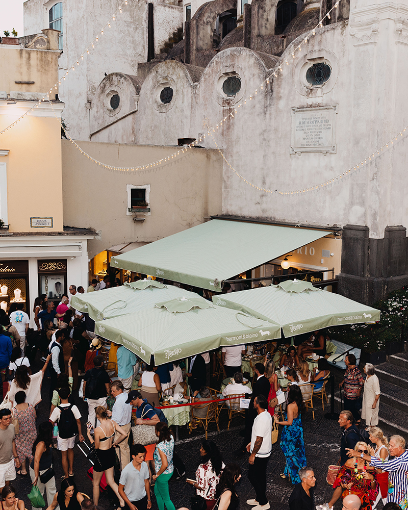 Foule devant le Bar Tiberio à Capri pendant l'événement Harmont & Blaine.
