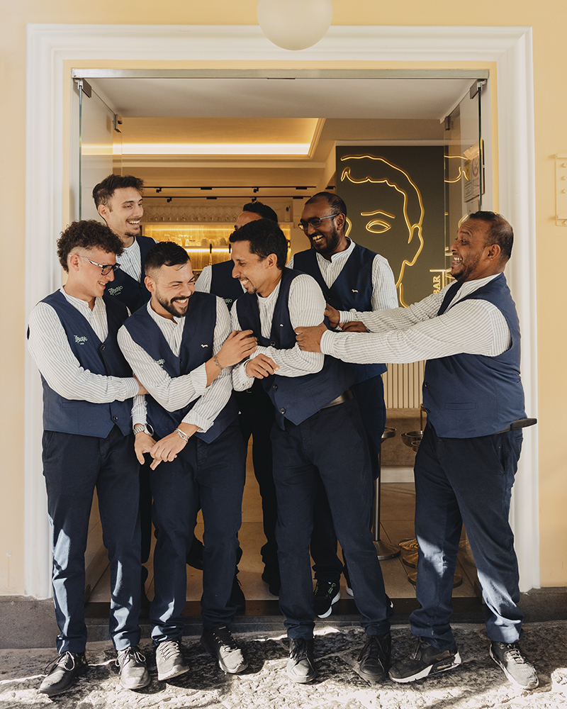 Équipe du bar Harmont & Blaine Capri souriante à l'entrée.