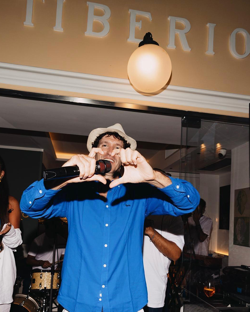 Chanteur animant le public devant le Bar Tiberio à Capri.