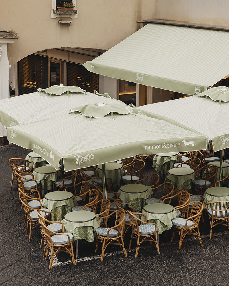 Tables extérieures avec parasols Harmont & Blaine à Capri.